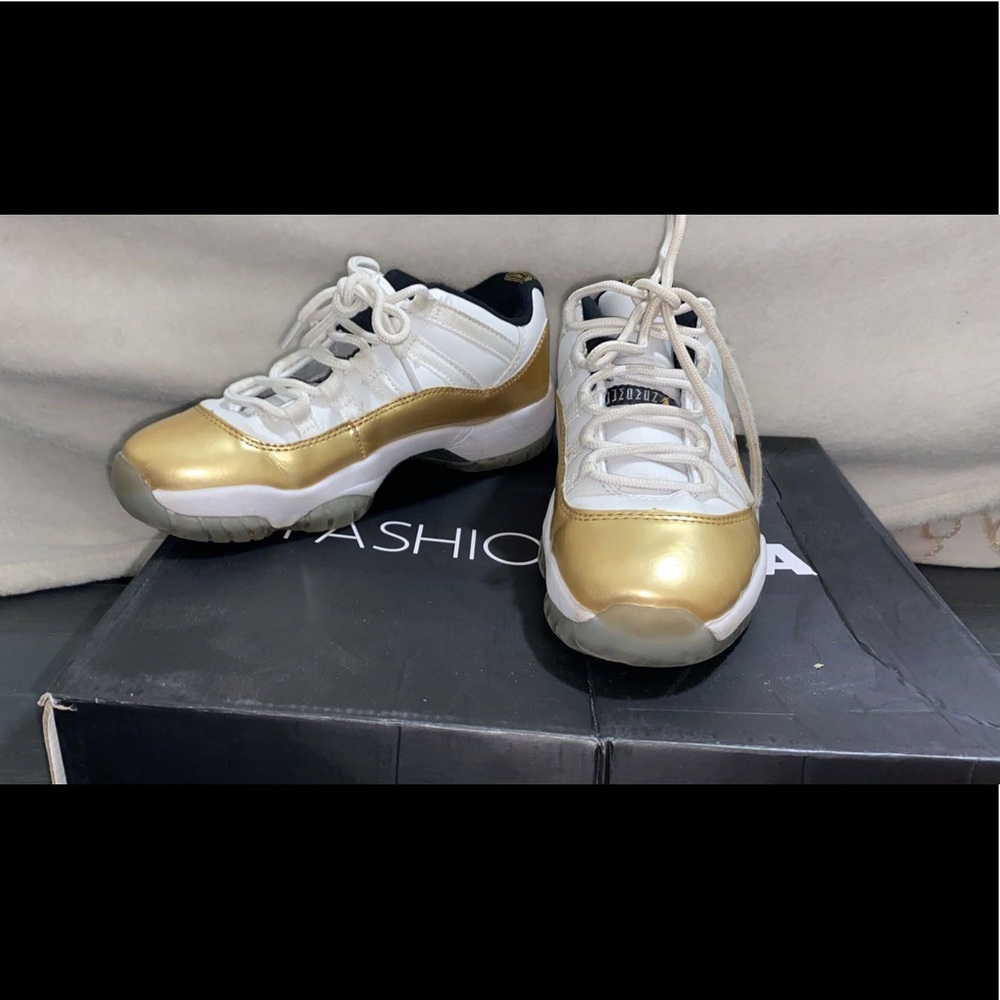 Retro 11 gold and white